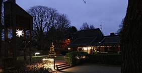 Weihnachtlich beleuchtetes Lukas-Haus (Foto: Fritz Pinne)