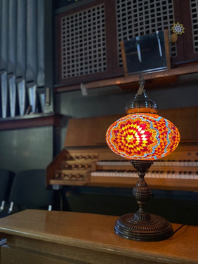 Lampe vor Orgel