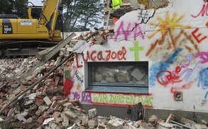 Bunte Mauer mit Fenster