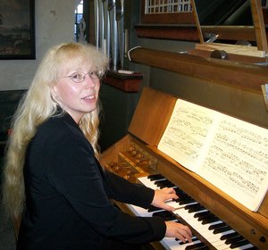 Insa Meier an der Orgel der Dreifaltigkeitskirche