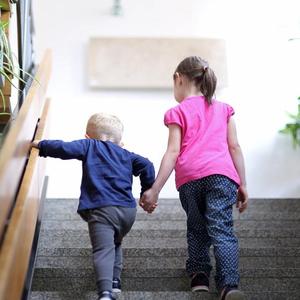 zwei Kinder gehen die Treppe hoch