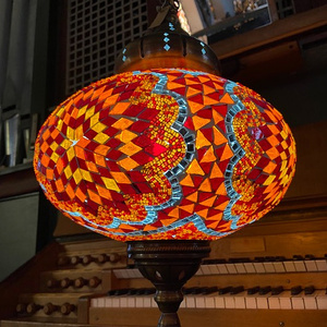 Lampe vor Orgel