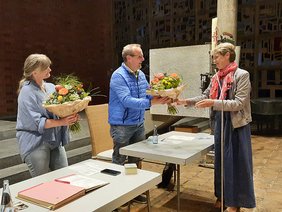 Susanne Duwe beglückwünscht andrea Gellern und Holger Rauer