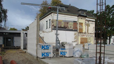 Die erste Mauer ist errichtet