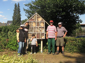 Planungs- und Konstruktionsteam neben dem fertigen Insektenhotel