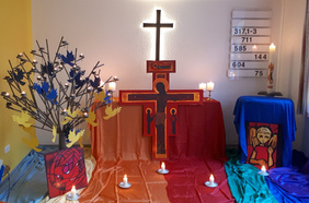 Geschmückter Altarraum zur Taizeandacht