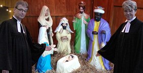 Krippe vor St. Johannes mit Pfarrer Cziepluch und Pfarrerin Duwe