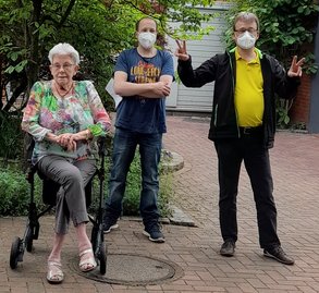 Elsbeth Sommer, Kevin Zech, Thomas Cziepluch vor dem Gemeindezentrum Erikaweg